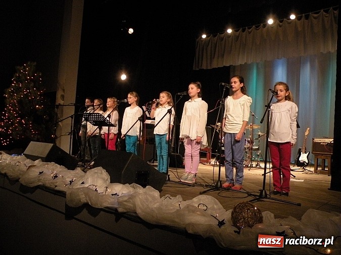Zdjęcie w galerii na portalu naszraciborz.pl: Zimowe piosenki zabrzmiały w Strzesze wiadomości z regionu