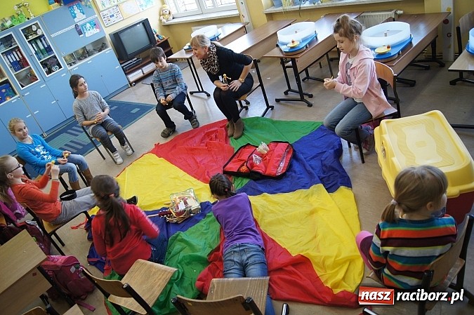 Zdjęcie w galerii na portalu naszraciborz.pl: Z kołem i farbami Kri Kra Krea na zajęciach w Nędzy wiadomości z regionu