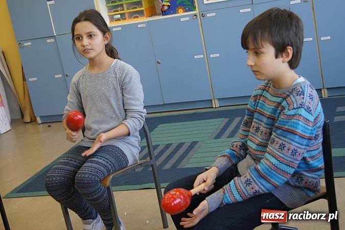 Zdjęcie w galerii na portalu naszraciborz.pl: Z kołem i farbami Kri Kra Krea na zajęciach w Nędzy wiadomości z regionu