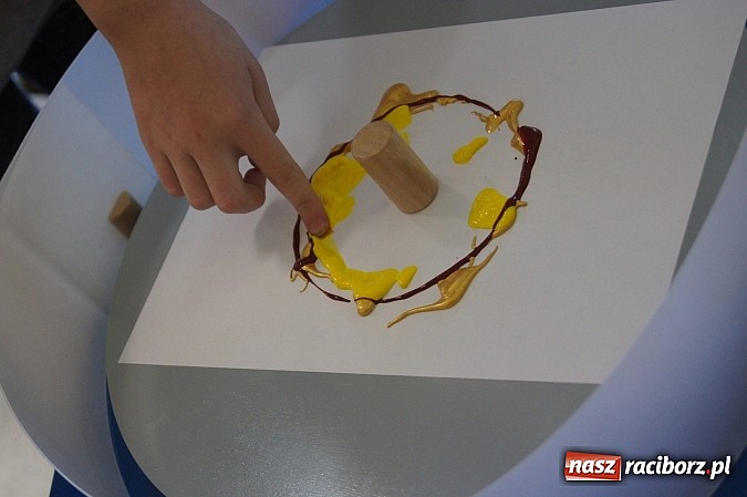 Zdjęcie w galerii na portalu naszraciborz.pl: Z kołem i farbami Kri Kra Krea na zajęciach w Nędzy wiadomości z regionu