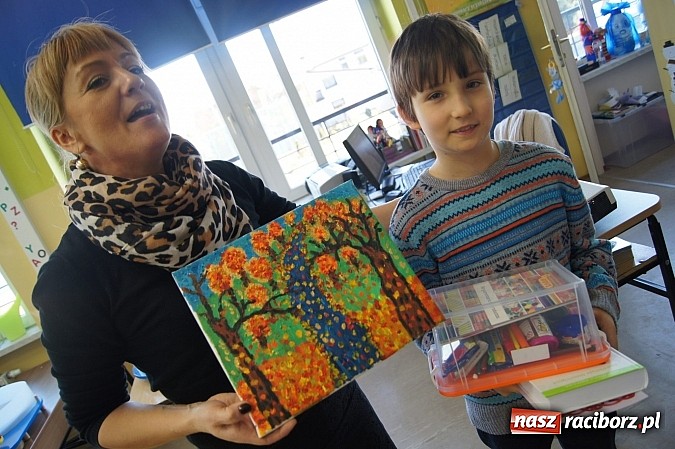 Zdjęcie w galerii na portalu naszraciborz.pl: Z kołem i farbami Kri Kra Krea na zajęciach w Nędzy wiadomości z regionu