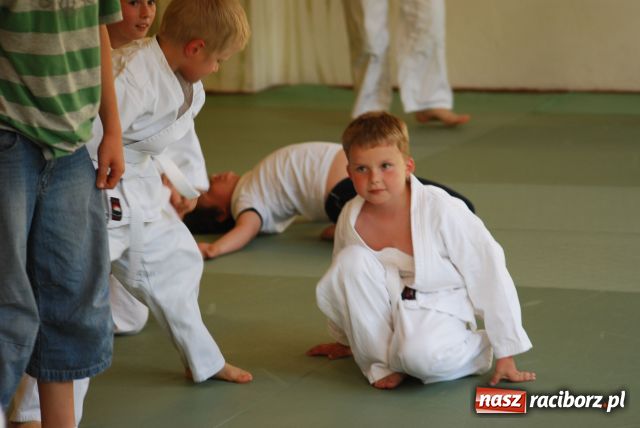 Zdjęcie w galerii na portalu naszraciborz.pl: Mamusiu, naucz się bronić wiadomości z regionu