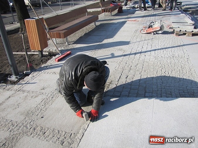 Zdjęcie w galerii na portalu naszraciborz.pl: Świetliste kaskady na skwerze ks. Pieczki. Sprawdziliśmy jak będzie działać fontanna wiadomości z regionu