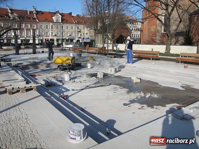 Zdjęcie w galerii na portalu naszraciborz.pl: Świetliste kaskady na skwerze ks. Pieczki. Sprawdziliśmy jak będzie działać fontanna wiadomości z regionu