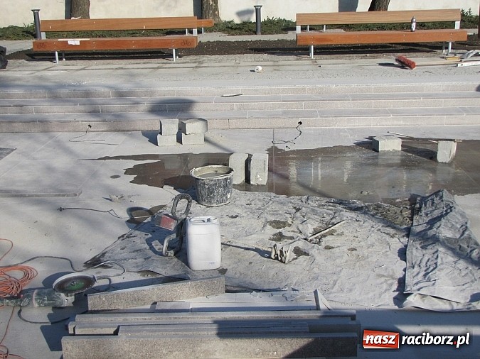 Zdjęcie w galerii na portalu naszraciborz.pl: Świetliste kaskady na skwerze ks. Pieczki. Sprawdziliśmy jak będzie działać fontanna wiadomości z regionu