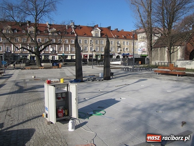 Zdjęcie w galerii na portalu naszraciborz.pl: Świetliste kaskady na skwerze ks. Pieczki. Sprawdziliśmy jak będzie działać fontanna wiadomości z regionu