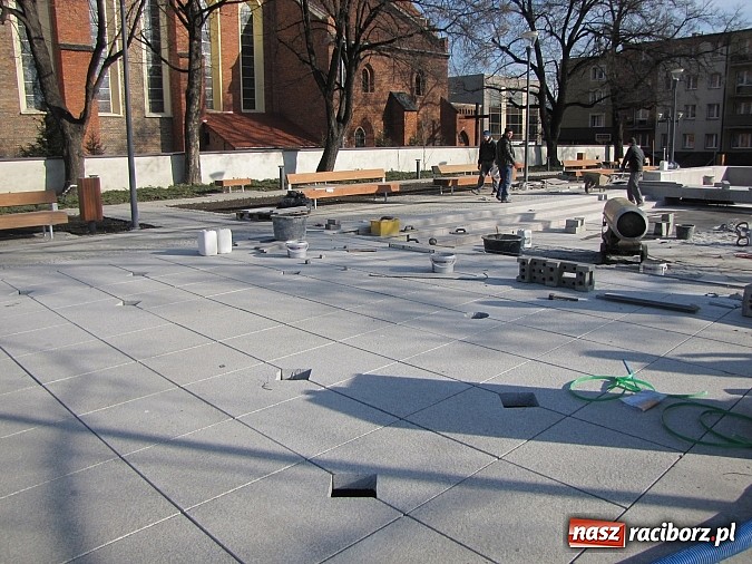 Zdjęcie w galerii na portalu naszraciborz.pl: Świetliste kaskady na skwerze ks. Pieczki. Sprawdziliśmy jak będzie działać fontanna wiadomości z regionu