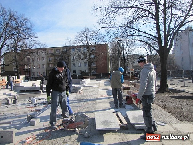 Zdjęcie w galerii na portalu naszraciborz.pl: Świetliste kaskady na skwerze ks. Pieczki. Sprawdziliśmy jak będzie działać fontanna wiadomości z regionu