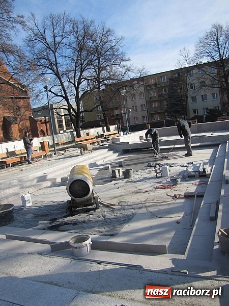 Zdjęcie w galerii na portalu naszraciborz.pl: Świetliste kaskady na skwerze ks. Pieczki. Sprawdziliśmy jak będzie działać fontanna wiadomości z regionu