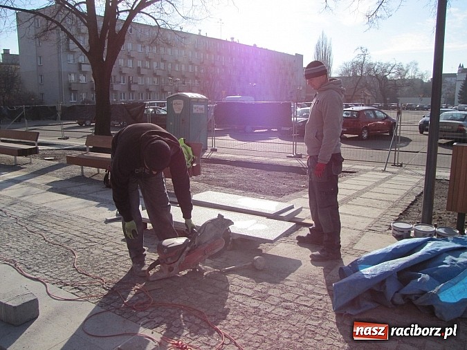 Zdjęcie w galerii na portalu naszraciborz.pl: Świetliste kaskady na skwerze ks. Pieczki. Sprawdziliśmy jak będzie działać fontanna wiadomości z regionu