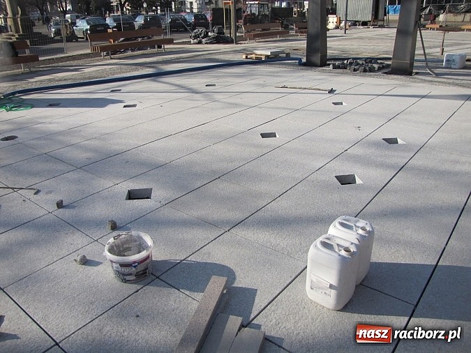 Zdjęcie w galerii na portalu naszraciborz.pl: Świetliste kaskady na skwerze ks. Pieczki. Sprawdziliśmy jak będzie działać fontanna wiadomości z regionu