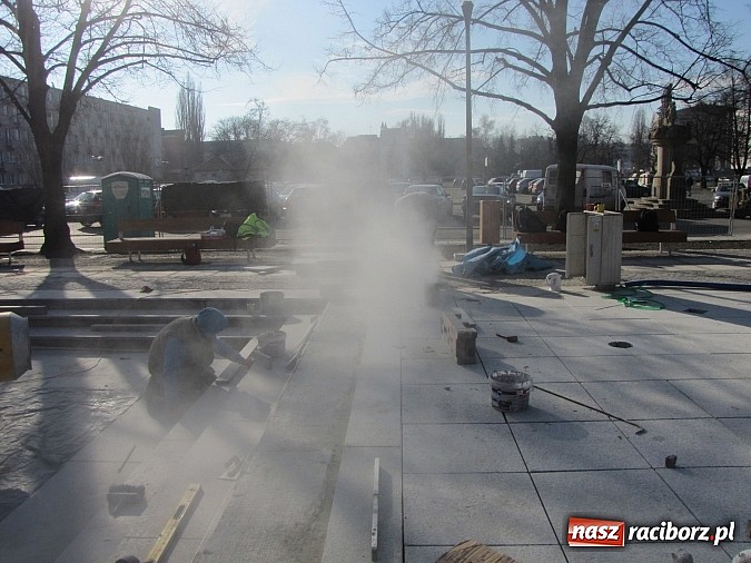 Zdjęcie w galerii na portalu naszraciborz.pl: Świetliste kaskady na skwerze ks. Pieczki. Sprawdziliśmy jak będzie działać fontanna wiadomości z regionu