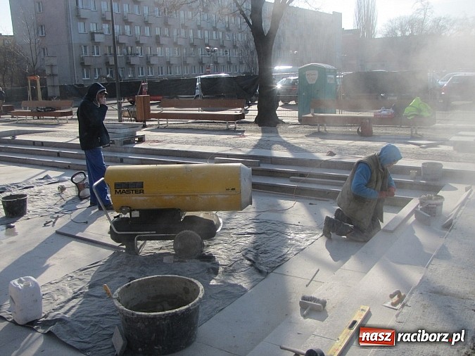 Zdjęcie w galerii na portalu naszraciborz.pl: Świetliste kaskady na skwerze ks. Pieczki. Sprawdziliśmy jak będzie działać fontanna wiadomości z regionu