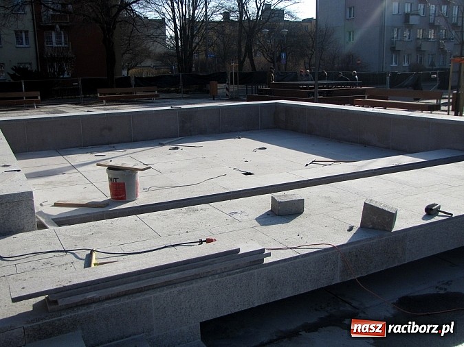 Zdjęcie w galerii na portalu naszraciborz.pl: Świetliste kaskady na skwerze ks. Pieczki. Sprawdziliśmy jak będzie działać fontanna wiadomości z regionu