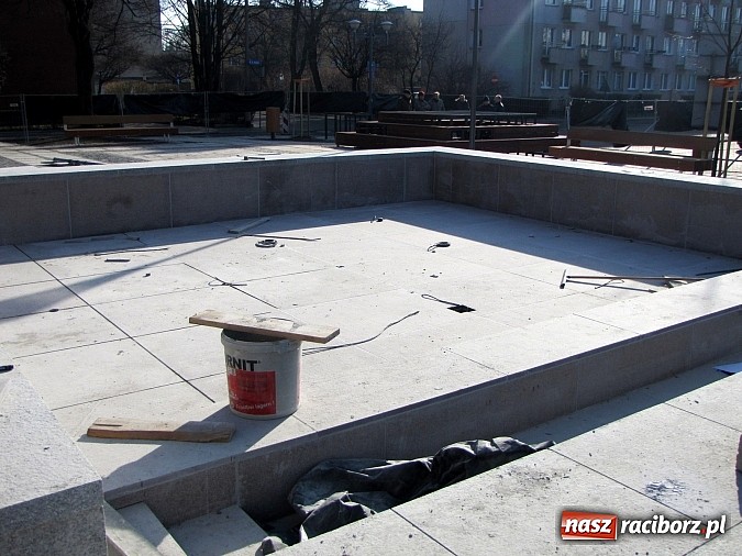 Zdjęcie w galerii na portalu naszraciborz.pl: Świetliste kaskady na skwerze ks. Pieczki. Sprawdziliśmy jak będzie działać fontanna wiadomości z regionu