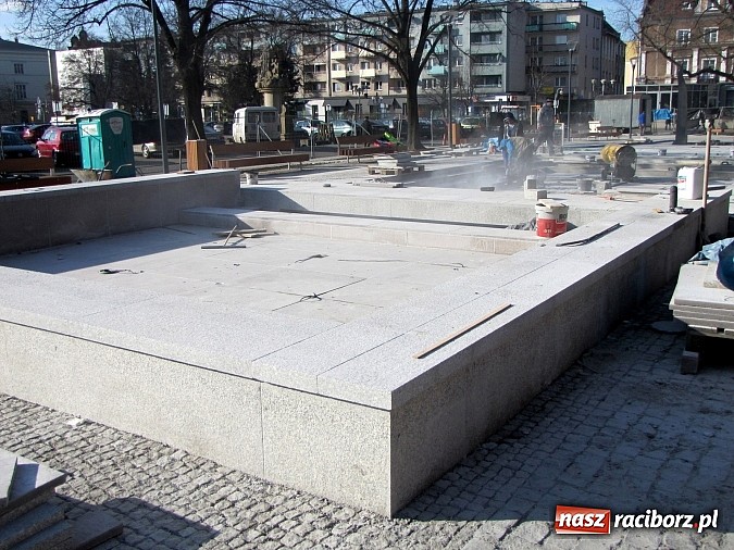 Zdjęcie w galerii na portalu naszraciborz.pl: Świetliste kaskady na skwerze ks. Pieczki. Sprawdziliśmy jak będzie działać fontanna wiadomości z regionu