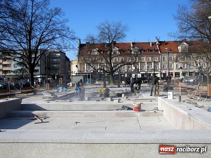 Zdjęcie w galerii na portalu naszraciborz.pl: Świetliste kaskady na skwerze ks. Pieczki. Sprawdziliśmy jak będzie działać fontanna wiadomości z regionu