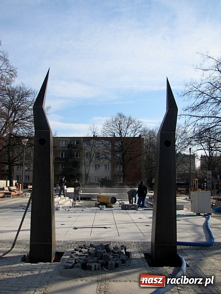 Zdjęcie w galerii na portalu naszraciborz.pl: Świetliste kaskady na skwerze ks. Pieczki. Sprawdziliśmy jak będzie działać fontanna wiadomości z regionu