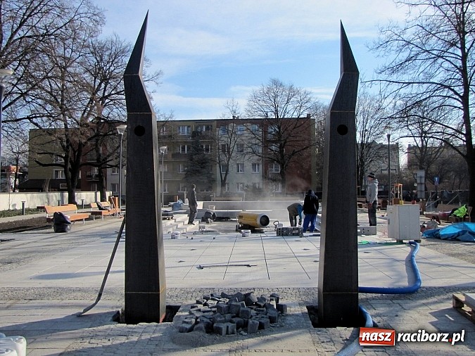 Zdjęcie w galerii na portalu naszraciborz.pl: Świetliste kaskady na skwerze ks. Pieczki. Sprawdziliśmy jak będzie działać fontanna wiadomości z regionu