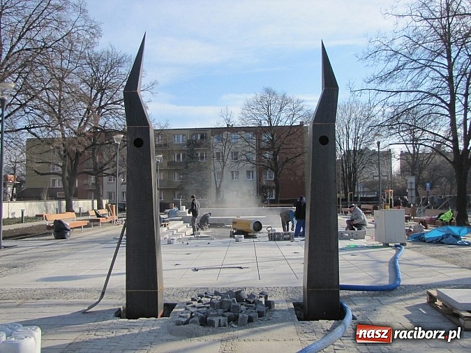 Zdjęcie w galerii na portalu naszraciborz.pl: Świetliste kaskady na skwerze ks. Pieczki. Sprawdziliśmy jak będzie działać fontanna wiadomości z regionu