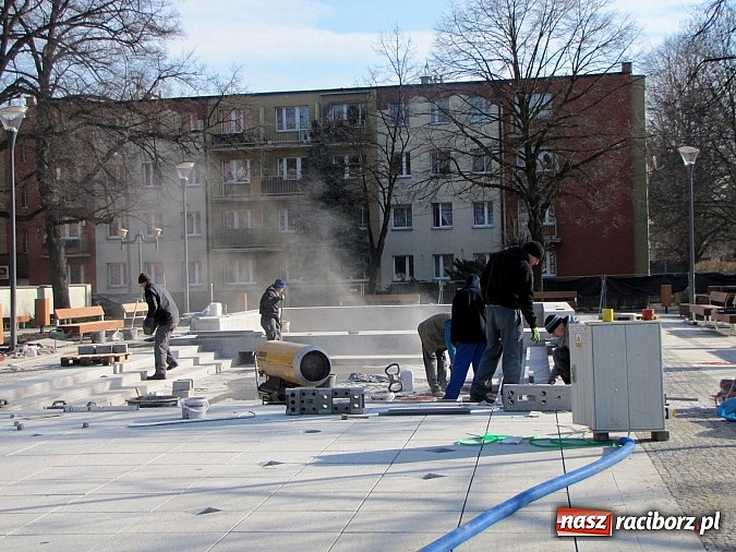 Zdjęcie w galerii na portalu naszraciborz.pl: Świetliste kaskady na skwerze ks. Pieczki. Sprawdziliśmy jak będzie działać fontanna wiadomości z regionu