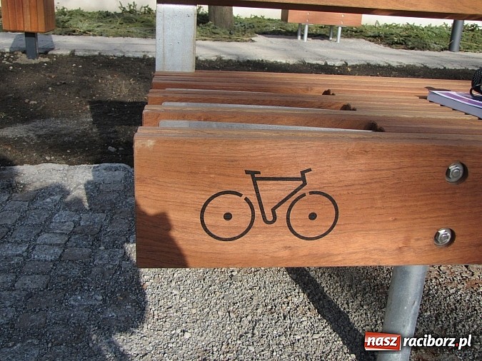 Zdjęcie w galerii na portalu naszraciborz.pl: Świetliste kaskady na skwerze ks. Pieczki. Sprawdziliśmy jak będzie działać fontanna wiadomości z regionu