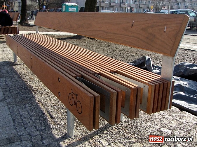 Zdjęcie w galerii na portalu naszraciborz.pl: Świetliste kaskady na skwerze ks. Pieczki. Sprawdziliśmy jak będzie działać fontanna wiadomości z regionu