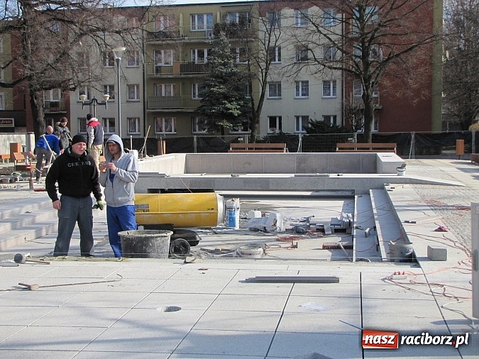 Zdjęcie w galerii na portalu naszraciborz.pl: Świetliste kaskady na skwerze ks. Pieczki. Sprawdziliśmy jak będzie działać fontanna wiadomości z regionu