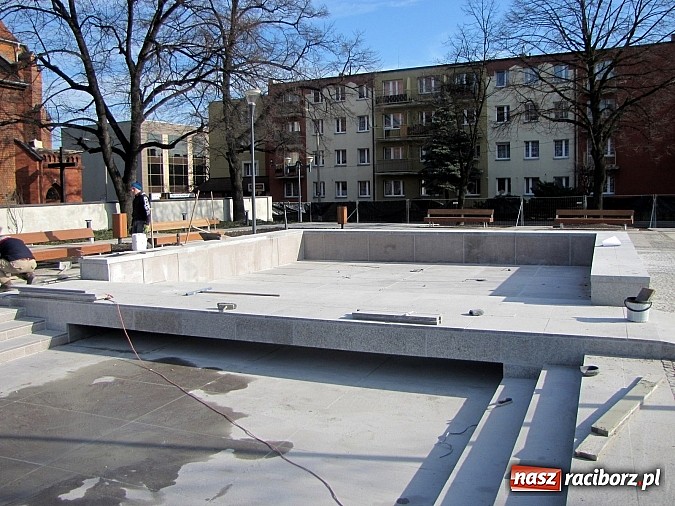 Zdjęcie w galerii na portalu naszraciborz.pl: Świetliste kaskady na skwerze ks. Pieczki. Sprawdziliśmy jak będzie działać fontanna wiadomości z regionu