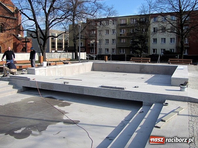Zdjęcie w galerii na portalu naszraciborz.pl: Świetliste kaskady na skwerze ks. Pieczki. Sprawdziliśmy jak będzie działać fontanna wiadomości z regionu