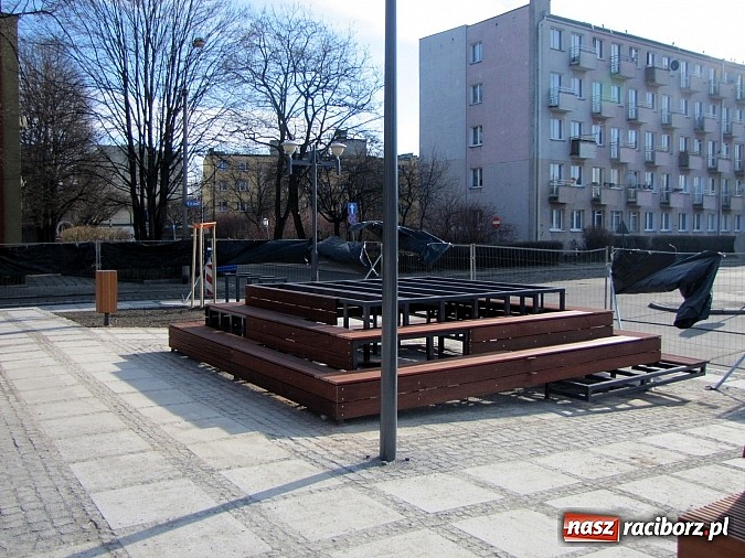 Zdjęcie w galerii na portalu naszraciborz.pl: Świetliste kaskady na skwerze ks. Pieczki. Sprawdziliśmy jak będzie działać fontanna wiadomości z regionu