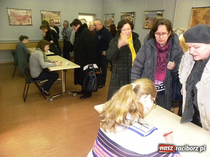 Zdjęcie w galerii na portalu naszraciborz.pl: Seniorzy spragnieni wiedzy wiadomości z regionu