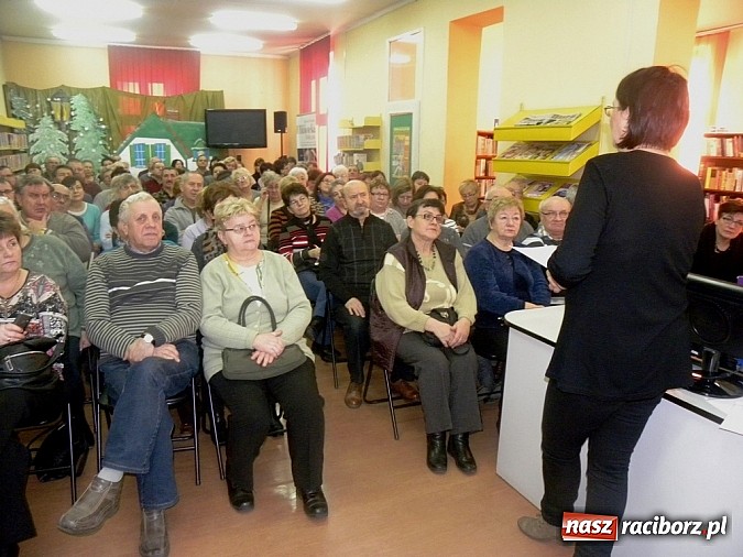 Zdjęcie w galerii na portalu naszraciborz.pl: Seniorzy spragnieni wiedzy wiadomości z regionu