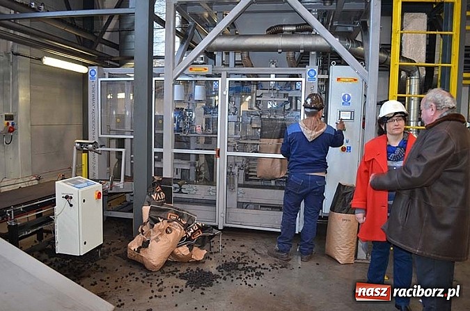 Zdjęcie w galerii na portalu naszraciborz.pl: Jest już bezpieczny dla środowiska ekowęgiel wiadomości z regionu