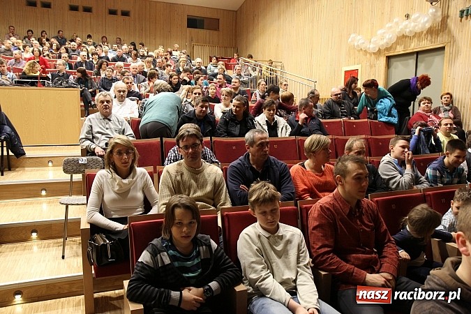 Zdjęcie w galerii na portalu naszraciborz.pl: Ślązisz is easy, czyli występ Kabaretu Młodych Pan&oacute;w w Kuźni Raciborskiej wiadomości z regionu