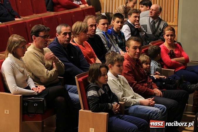 Zdjęcie w galerii na portalu naszraciborz.pl: Ślązisz is easy, czyli występ Kabaretu Młodych Pan&oacute;w w Kuźni Raciborskiej wiadomości z regionu