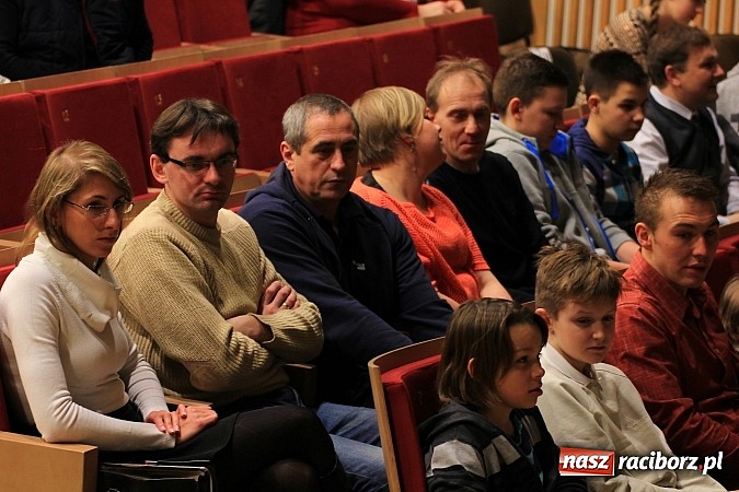 Zdjęcie w galerii na portalu naszraciborz.pl: Ślązisz is easy, czyli występ Kabaretu Młodych Pan&oacute;w w Kuźni Raciborskiej wiadomości z regionu