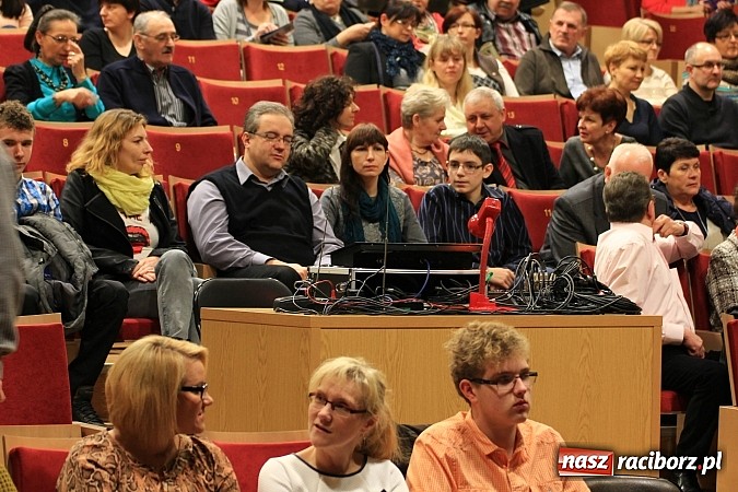 Zdjęcie w galerii na portalu naszraciborz.pl: Ślązisz is easy, czyli występ Kabaretu Młodych Pan&oacute;w w Kuźni Raciborskiej wiadomości z regionu