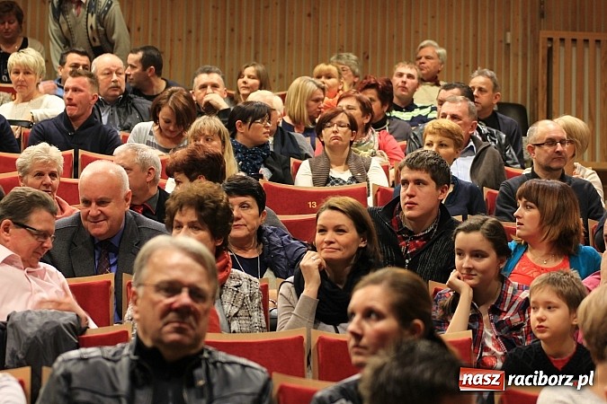Zdjęcie w galerii na portalu naszraciborz.pl: Ślązisz is easy, czyli występ Kabaretu Młodych Pan&oacute;w w Kuźni Raciborskiej wiadomości z regionu