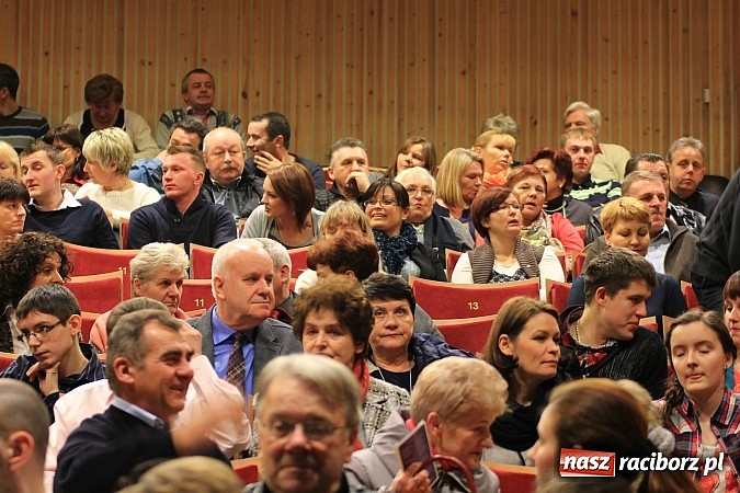 Zdjęcie w galerii na portalu naszraciborz.pl: Ślązisz is easy, czyli występ Kabaretu Młodych Pan&oacute;w w Kuźni Raciborskiej wiadomości z regionu