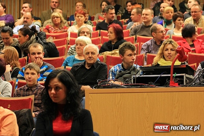 Zdjęcie w galerii na portalu naszraciborz.pl: Ślązisz is easy, czyli występ Kabaretu Młodych Pan&oacute;w w Kuźni Raciborskiej wiadomości z regionu