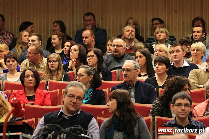 Zdjęcie w galerii na portalu naszraciborz.pl: Ślązisz is easy, czyli występ Kabaretu Młodych Pan&oacute;w w Kuźni Raciborskiej wiadomości z regionu