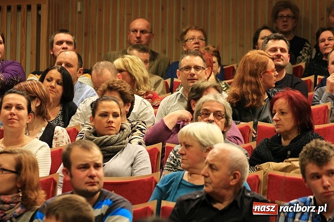 Zdjęcie w galerii na portalu naszraciborz.pl: Ślązisz is easy, czyli występ Kabaretu Młodych Pan&oacute;w w Kuźni Raciborskiej wiadomości z regionu