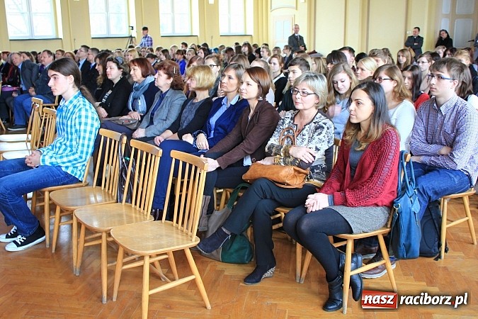 Zdjęcie w galerii na portalu naszraciborz.pl: Wejście do Ekonomika tylko z kartą! wiadomości z regionu