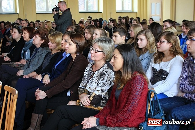 Zdjęcie w galerii na portalu naszraciborz.pl: Wejście do Ekonomika tylko z kartą! wiadomości z regionu