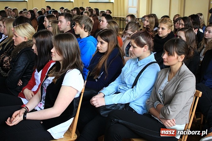 Zdjęcie w galerii na portalu naszraciborz.pl: Wejście do Ekonomika tylko z kartą! wiadomości z regionu
