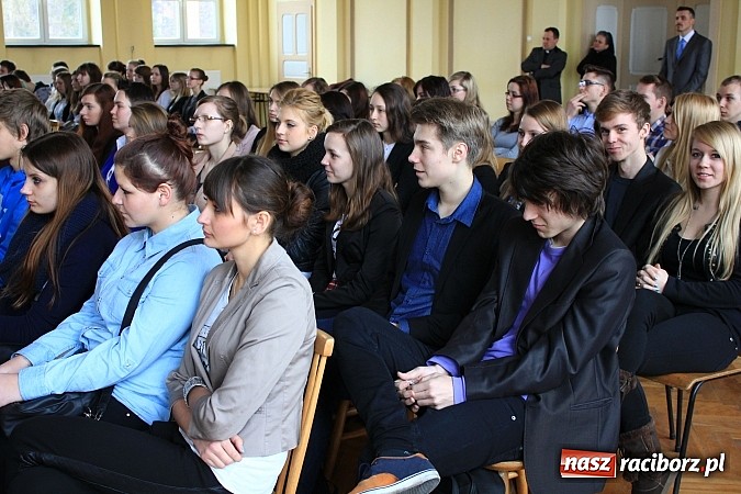 Zdjęcie w galerii na portalu naszraciborz.pl: Wejście do Ekonomika tylko z kartą! wiadomości z regionu