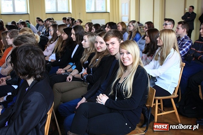 Zdjęcie w galerii na portalu naszraciborz.pl: Wejście do Ekonomika tylko z kartą! wiadomości z regionu