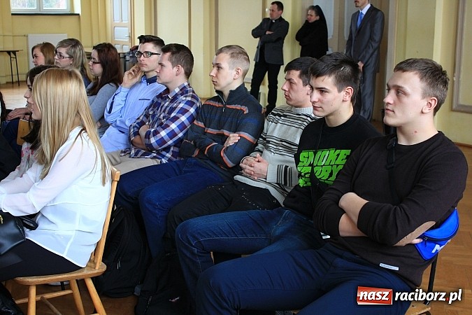 Zdjęcie w galerii na portalu naszraciborz.pl: Wejście do Ekonomika tylko z kartą! wiadomości z regionu