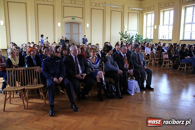 Zdjęcie w galerii na portalu naszraciborz.pl: Wejście do Ekonomika tylko z kartą! wiadomości z regionu